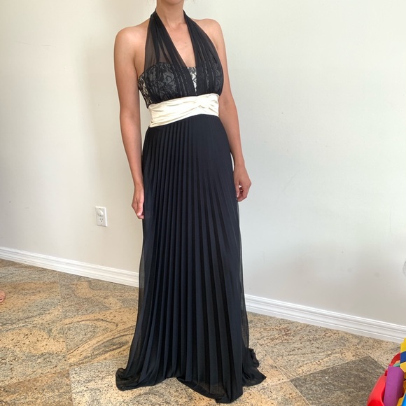 Formal dress - Picture 4 of 8